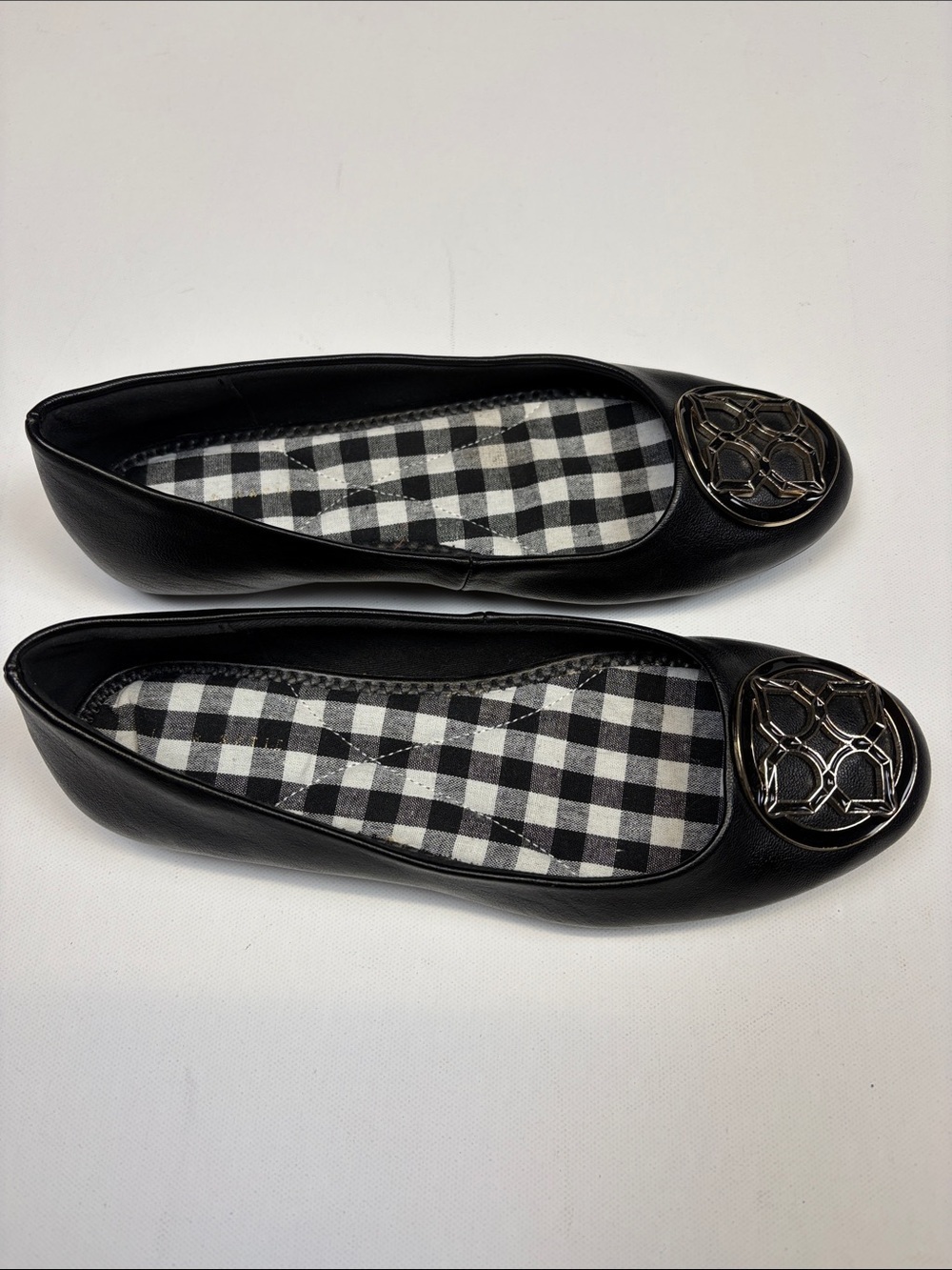 KELLY & KATIE HILIAH BLACK GOLD MEDALLION BALLET FLATS WOMEN SIZE 7 - Picture 2 of 7